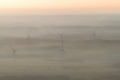 Eoliennes en vue aérienne aérien 
 aérienne 
 brume 
 paysage 
 éolienne 