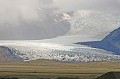 Kötlujökull, une des nombreuses langues du plus gros glacier d'Islande (Vatnajökull); la voiture passant à son pied donne l'échelle Islande, glacier 